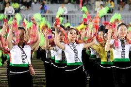 Màn trình diễn nghệ thuật Xòe Thái với sự tham gia của 2020 nghệ nhân và diễn viên quần chúng. (Ảnh: Thành Đạt/TTXVN)
