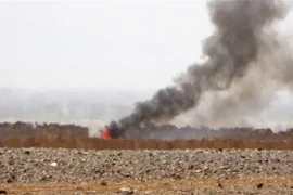 Khói bốc lên trong xung đột giữa lực lượng trung thành với chính phủ Yemen và phiến quân Houthi tại khu vực al-Jadaan, tỉnh Marib ngày 11/2/2021. (Ảnh: AFP/TTXVN)