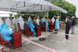 Lấy mẫu xét nghiệm COVID-19 cho người dân trong xã Kim Tân, huyện Kim Thành. (Ảnh minh họa: Mạnh Minh/ TTXVN)