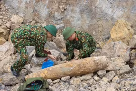 Ban Chỉ huy quân sự huyện Quỳnh Lưu phối hợp với Ban Công binh Bộ Chỉ huy quân sự tỉnh Nghệ An tiến hành hủy nổ thành công quả bom nặng hơn 113kg. (Ảnh: TTXVN)