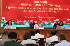 Lãnh đạo Ủy Ban Mặt trận Tổ quốc Việt Nam tỉnh Long An, chủ trì Hội nghị hiệp thương lần thứ 2. (Ảnh: Thanh Bình/TTXVN)