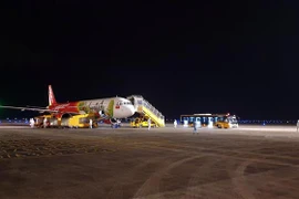 Máy bay chở hành khách Việt Nam xuất phát từ Nhật Bản hạ cánh xuống sân bay quốc tế Vân Đồn. (Ảnh: TTXVN phát)