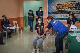Một nhân viên y tế được tiêm vắcxin ngừa COVID-19 tại Manila, Philippines ngày 1/3/2021. (Ảnh: AFP/TTXVN)