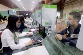 Khách hàng giao dịch tại Hội sở Vietcombank. (Ảnh: Trần Việt/TTXVN)