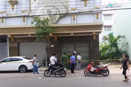 Phía bên ngoài hiện trường vụ nổ súng. (Nguồn: congan.com.vn)