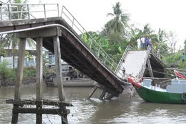 Hiện trường chiếc ghe chở lúa đâm sập cầu Phong Hòa, huyện Lai Vung, Đồng Tháp. (Ảnh: TTXVN phát)