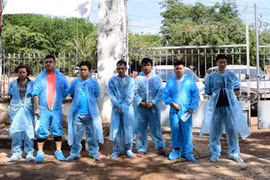 Các đối tượng xuất cảnh trái phép bị Bộ đội Biên phòng tỉnh Bình Phước bắt giữ. (Ảnh: TTXVN phát)