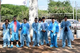 Các đối tượng xuất cảnh trái phép bị Bộ đội Biên phòng tỉnh Bình Phước bắt giữ. (Ảnh: TTXVN phát)