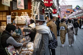 Một phố mua sắm ở Tokyo, Nhật Bản ngày 29/12/2020. (Ảnh: AFP/TTXVN)