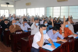 Đại biểu thống nhất biểu quyết danh sách sơ bộ những người ứng cử. (Ảnh: Phạm Minh Tuấn/TTXVN)