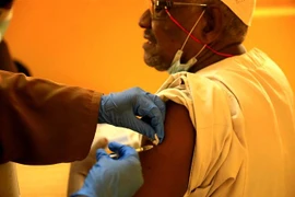Tiêm vaccine ngừa COVID-19 cho người dân tại Khartoum, Sudan, ngày 29/3/2021. (Ảnh: THX/TTXVN)