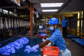 Công nhân làm việc tại nhà máy của Tập đoàn Top Glove ở Shah Alam, ngoại ô Kuala Lumpur, Malaysia ngày 26/8/2020. (Ảnh: AFP/TTXVN)