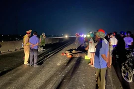 Lực lượng chức năng của tỉnh Ninh Thuận tiếp cận hiện trường vụ tai nạn. (Ảnh: Công Thử/TTXVN)