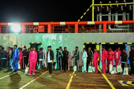 Người di cư được đưa tới cảng Zarzis ở miền nam Tunisia sau khi được cứu trên biển trogg vụ chìm thuyền ngày 24/12/2020. (Ảnh: AFP/TTXVN)