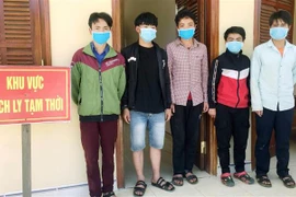 Bắt giữ 5 người vượt biên trái phép qua biên giới Việt-Lào. (Ảnh: Trần Tĩnh/TTXVN)