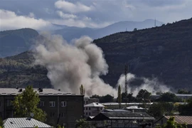 Khói bốc lên sau vụ pháo kích trong xung đột giữa lực lượng Azerbaijan và Armenia tại thành phố Stepanakert, thủ phủ khu vực tranh chấp Nagorny-Karabakh ngày 9/10/2020. (Ảnh: AFP/TTXVN)