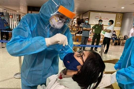 Lấy mẫu xét nghiệm COVID-19. (Ảnh: TTXVN)