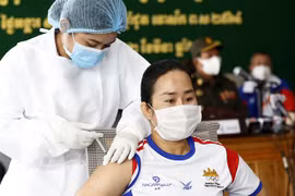 Tiêm chủng vaccine ngừa COVID-19 tại Phnom Penh, Campuchia, ngày 2/3/2021. (Ảnh: THX/TTXVN)