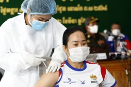 Tiêm chủng vaccine ngừa COVID-19 tại Phnom Penh, Campuchia, ngày 2/3/2021. (Ảnh: THX/TTXVN)