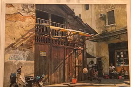 Hà Nội cũ và mới trong tranh Phạm Bình Chương. (Ảnh: cẩm Thơ) 