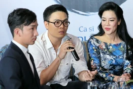 Thu Phương và đạo diễn Vũ Lâm (áo trắng) và nghệ sỹ violin Hoàng Rob. (Ảnh: Huyền Nguyễn)