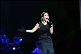 'Một ngày' là nhịp sống bình thường của nữ diva trong bổn phận làm vợ, làm mẹ giữa những ngược xuôi, lo toan. (Ảnh: Tú Nguyễn)