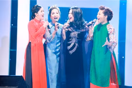 Bốn diva làng nhạc Việt: Thanh Lam, Mỹ Linh, Hà Trần và Hồng Nhung xuất hiện trên sân khấu 'Ngày xanh.' (Ảnh: HBN)