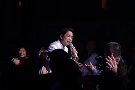 Tiếng hát Ngọc Sơn càng về cuối càng đằm đượm, ngây ngất, anh hát liên tục trước yêu cầu của khán giả, kéo dài đêm nhạc đến ngưỡng 0 giờ. (Ảnh: Dương Thế Đỗ)