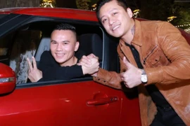 Tú Dưa trên chiếc xe được Tuấn Hưng tặng. (Ảnh: HD)