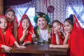 Don Nguyễn trong một cảnh quay với các em thiếu nhi. (Ảnh: POPS)
