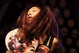 Hà Trần ma mị khi hát live 'Bản nguyên' tại Thành phố Hồ Chí Minh. (Ảnh: Đại Ngô)
