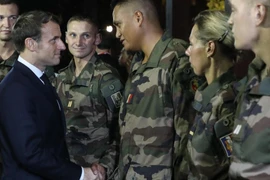 Tổng thống Macron thăm các binh sỹ Pháp ở Mali hồi tháng 5. (Ảnh: Lunion)