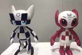 Robot mô phỏng linh vật Miraitowa và Someity. (Ảnh: AP)