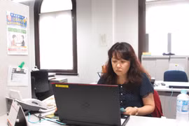 Nhân viên làm việc tại Trung tâm tư vấn một cửa cho người nước ngoài của tỉnh Gunma. (Ảnh: Đào Tùng/TTXVN)