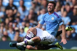 Pep Guardiola sẽ phải đau đầu tìm phương án thay thế cho Aymeric Laporte. (Ảnh: Getty)