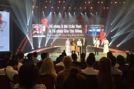 Trao Giải thưởng Dải băng đỏ năm 2019 cho tổ chức cộng đồng tiêu biểu. (Ảnh: Đinh Hằng/TTXVN)