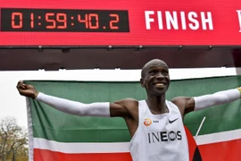 Eliud Kipchoge vui mừng tại vạch đích. (Ảnh: CNN)