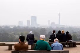 Khói mù ô nhiễm bao phủ bầu trời London, Anh. (Ảnh: AFP/ TTXVN)