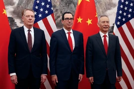 Đại diện thương mại Mỹ Robert Lighthizer, Bộ trưởng Tài chính Mỹ Steven Mnuchin và Phó Thủ tướng Trung Quốc Lưu Hạc. (Ảnh: AFP/TTXVN)