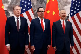 Đại diện thương mại Mỹ Robert Lighthizer, Bộ trưởng Tài chính Mỹ Steven Mnuchin và Phó Thủ tướng Trung Quốc Lưu Hạc. (Ảnh: AFP/TTXVN)