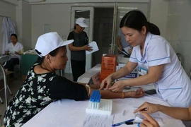 Khám, tư vấn, xét nghiệm viêm gan miễn phí cho người dân tại Bệnh viện Bệnh nhiệt đới tỉnh Hải Dương. (Ảnh: Mạnh Minh/TTXVN) 