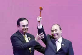 Thủ tướng Nguyễn Xuân Phúc nhận búa Chủ tịch ASEAN từ Thủ tướng Thái Lan Prayuth Chan-o-cha. (Ảnh: Thống Nhất/TTXVN) 