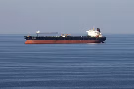 Một tàu chở dầu trên Eo biển Hormuz. (Ảnh: Reuters)
