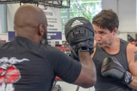 Thủ tướng Trudeau cho thấy sự rắn rỏi với cơ bắp cuồn cuộn và hình xăm trên bắp tay. (Ảnh: AP) 