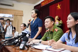 Chánh Văn phòng UBND quận Cầu Giấy thông tin về vụ việc với các cơ quan thông tấn, báo chí. (Ảnh: TTXVN phát) 