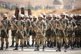 Binh sĩ quân đội Syria tham gia huấn luyện tại căn cứ quân sự ở Yafour. (Ảnh: AFP/TTXVN)