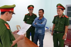 Các bị can nghe lệnh bắt tạm giam. (Ảnh: Trần Tĩnh/TTXVN)