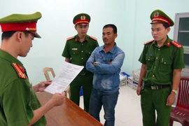 Các bị can nghe lệnh bắt tạm giam. (Ảnh: Trần Tĩnh/TTXVN)