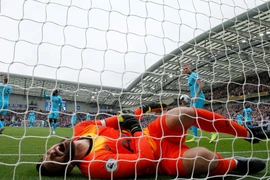 Hugo Lloris gặp chấn thương ở khuỷu tay và phải rời sân bằng cáng. (Ảnh: Fox Sport Asia)