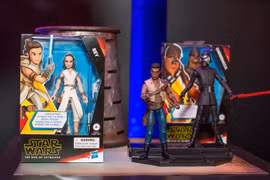 Các nhân vật Rey, Finn và Kylo Ren phiên bản đồ chơi. (Ảnh: Cnet) 